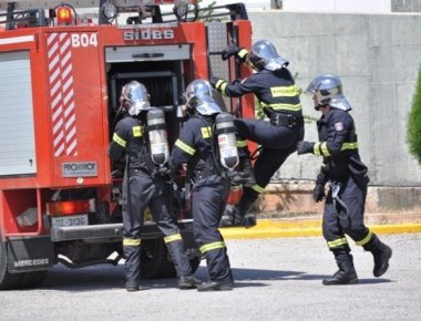 Μεγάλη φωτιά σε εξέλιξη σε κέντρο διασκέδασης στο Γκάζι (φωτό) (upd)